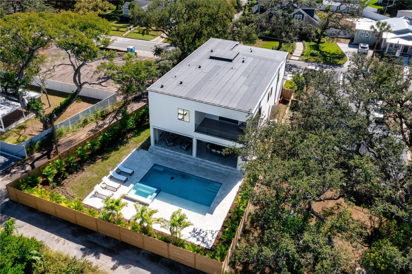 2519 N RIVERSIDE DR