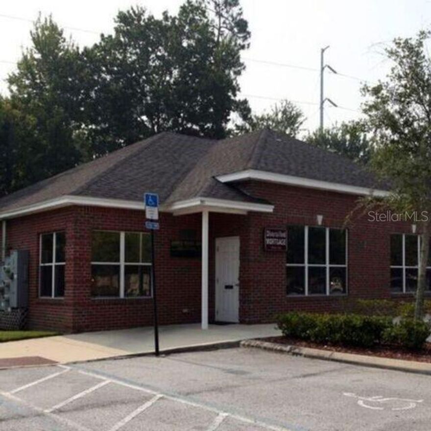 A unit office condo available for LEASE in the Mandarin area of Jacksonville. This condo provides a reception/waiting area and multiple offices/rooms for any of your professional needs.