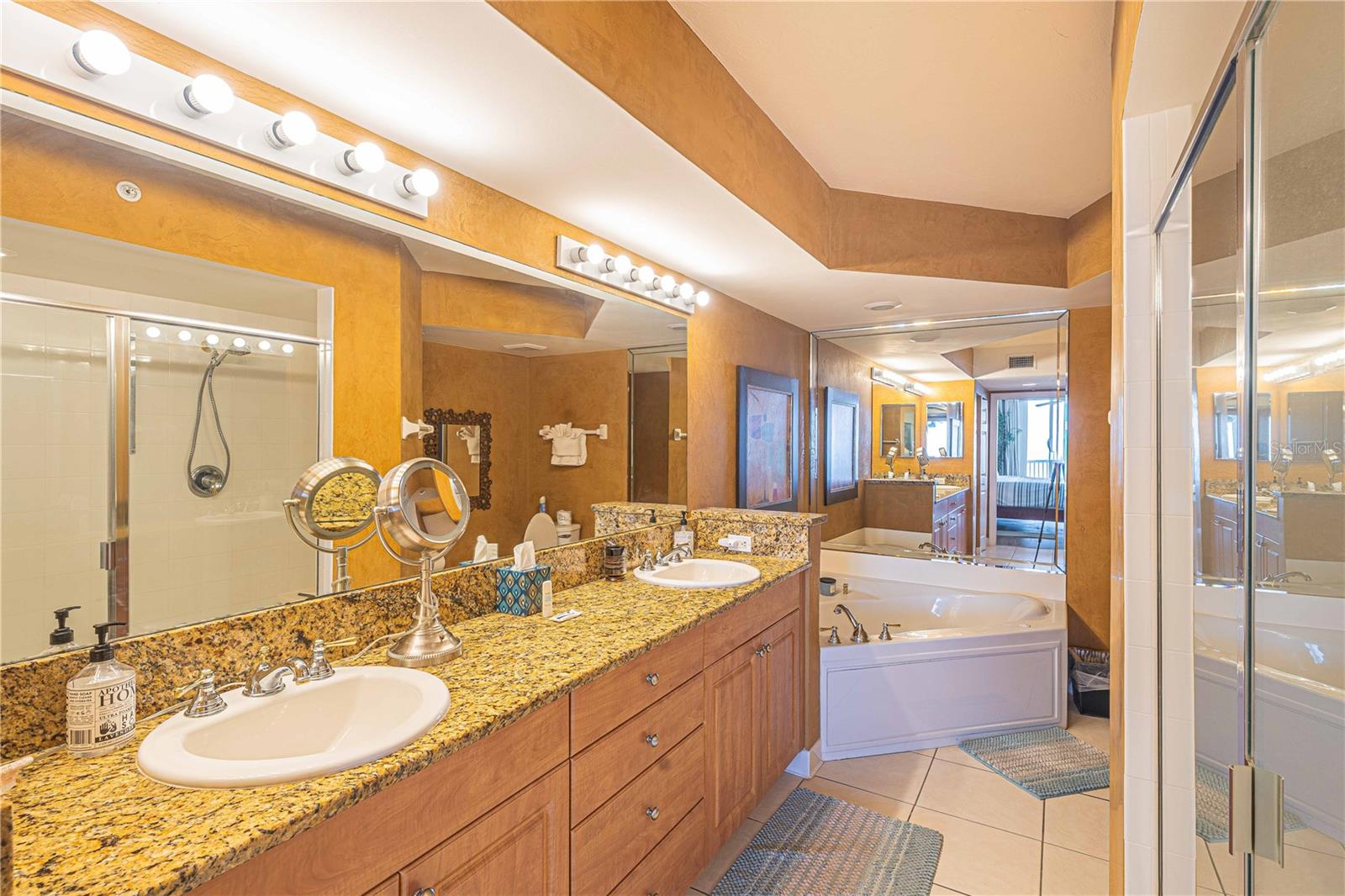 DIMUCCI TWIN TOWERS N & S - Residential