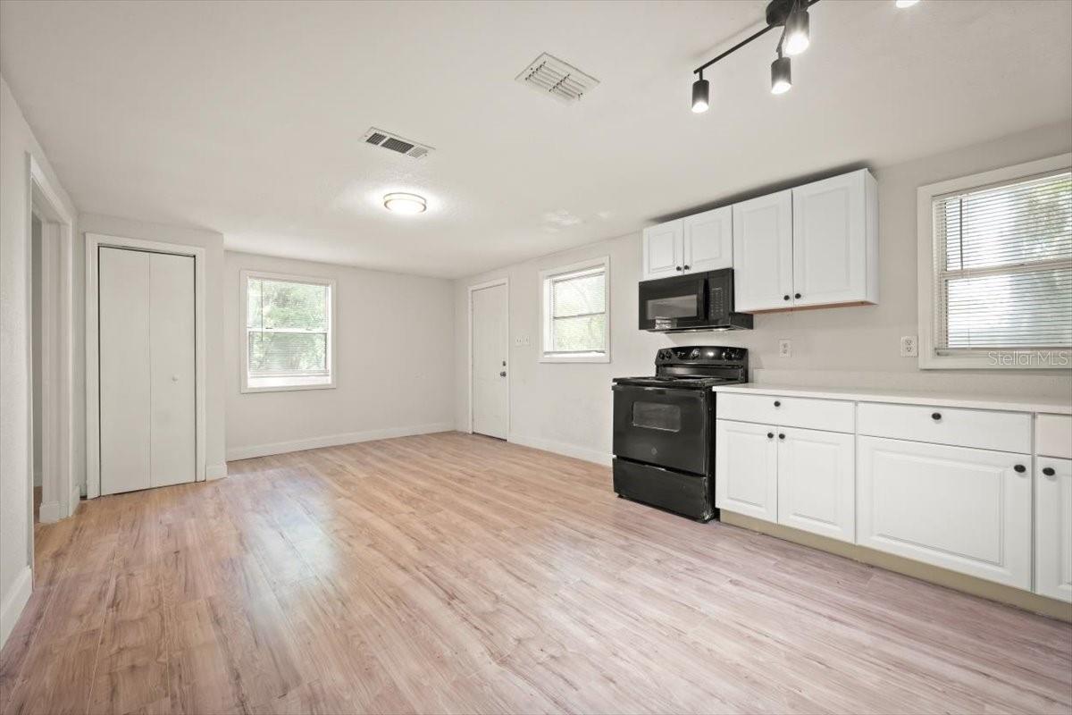 LINCOLN VILLAS - Residential