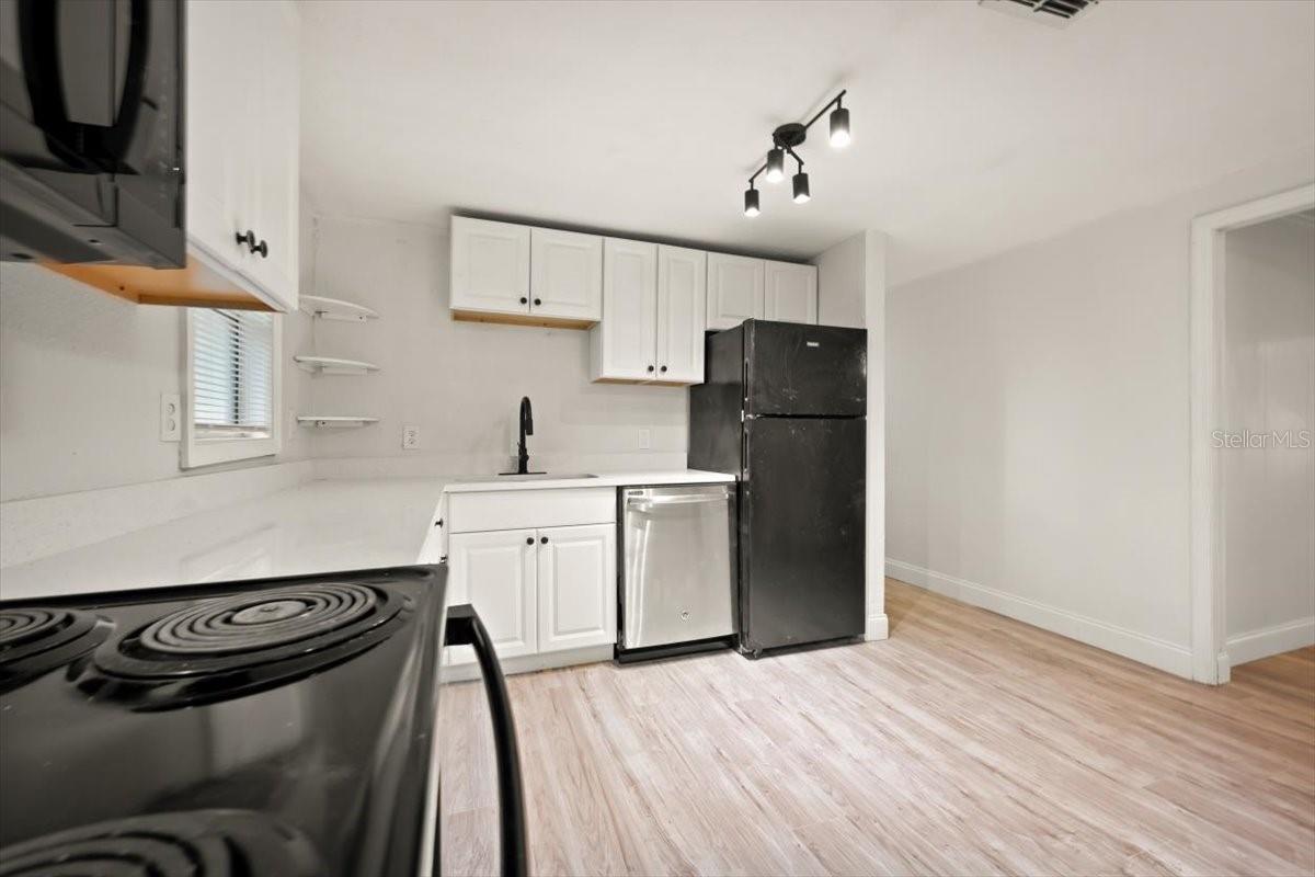 LINCOLN VILLAS - Residential
