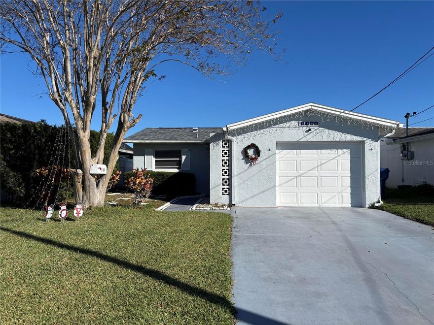 Sell by owner. This is a waterfront house with clean seawater, a dock, and boats that can directly access the sea via the canal. You can play jet-setting and kayaking in the backyard. The community has a private beach and a variety of facilities. There's also a community park where you can walk your dog. This is a good deal , allowing you to enjoy a unique seaside lifestyle.The house just had new roof replaced two month ago.