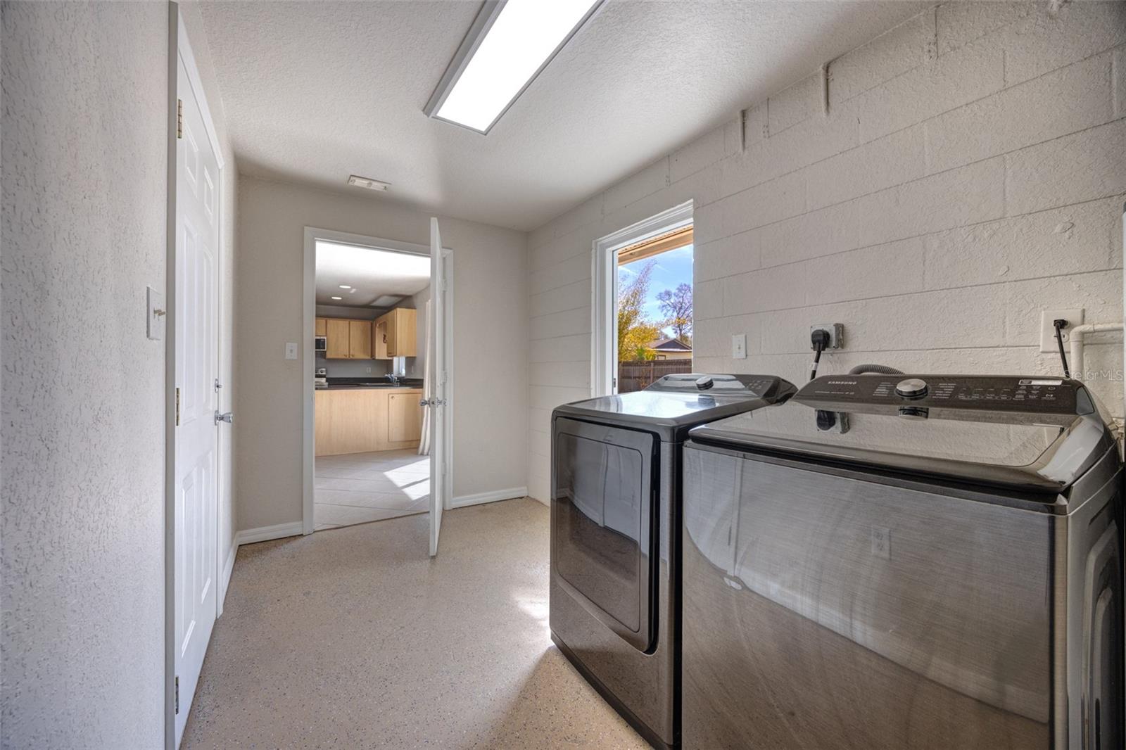 TRIPLE S UNIT 01 - Residential