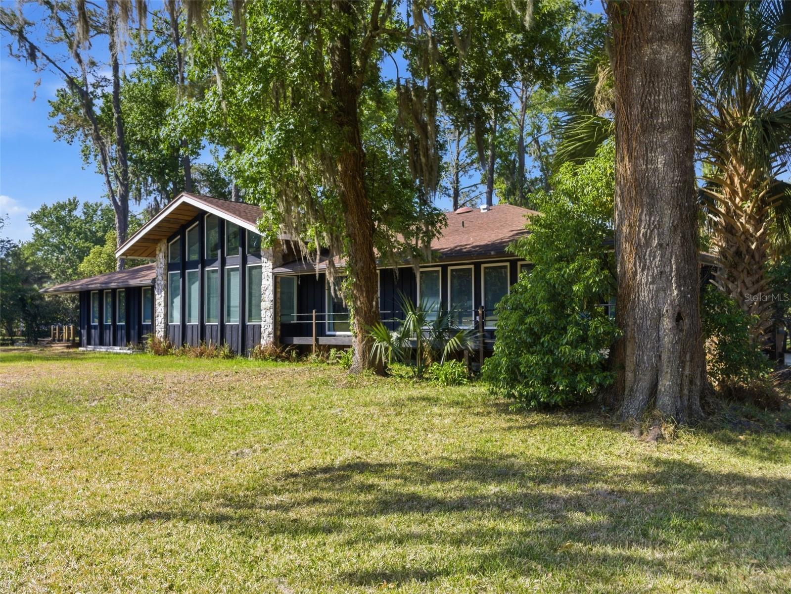 COUNTRY CLUB MANOR - Residential