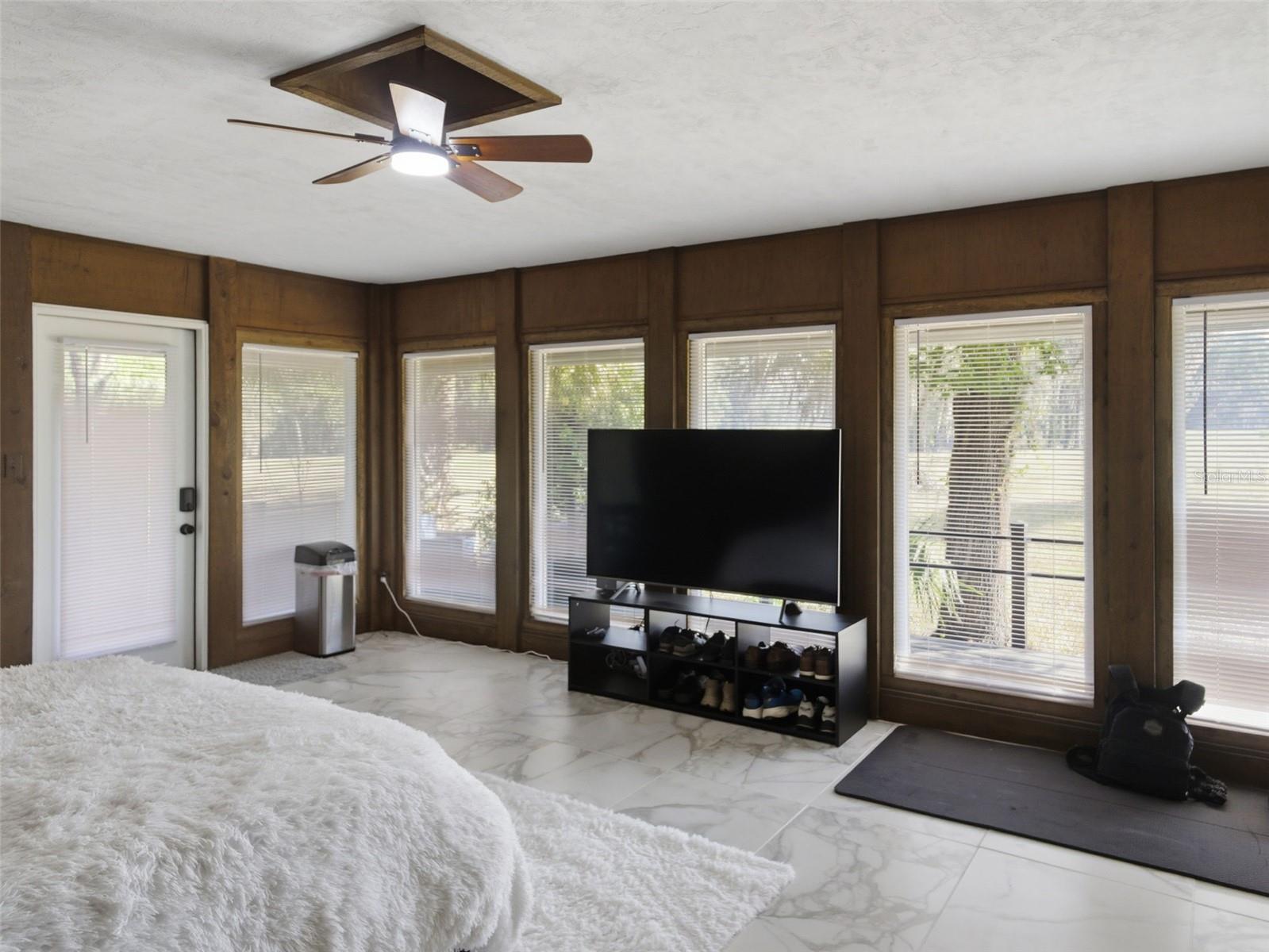 COUNTRY CLUB MANOR - Residential