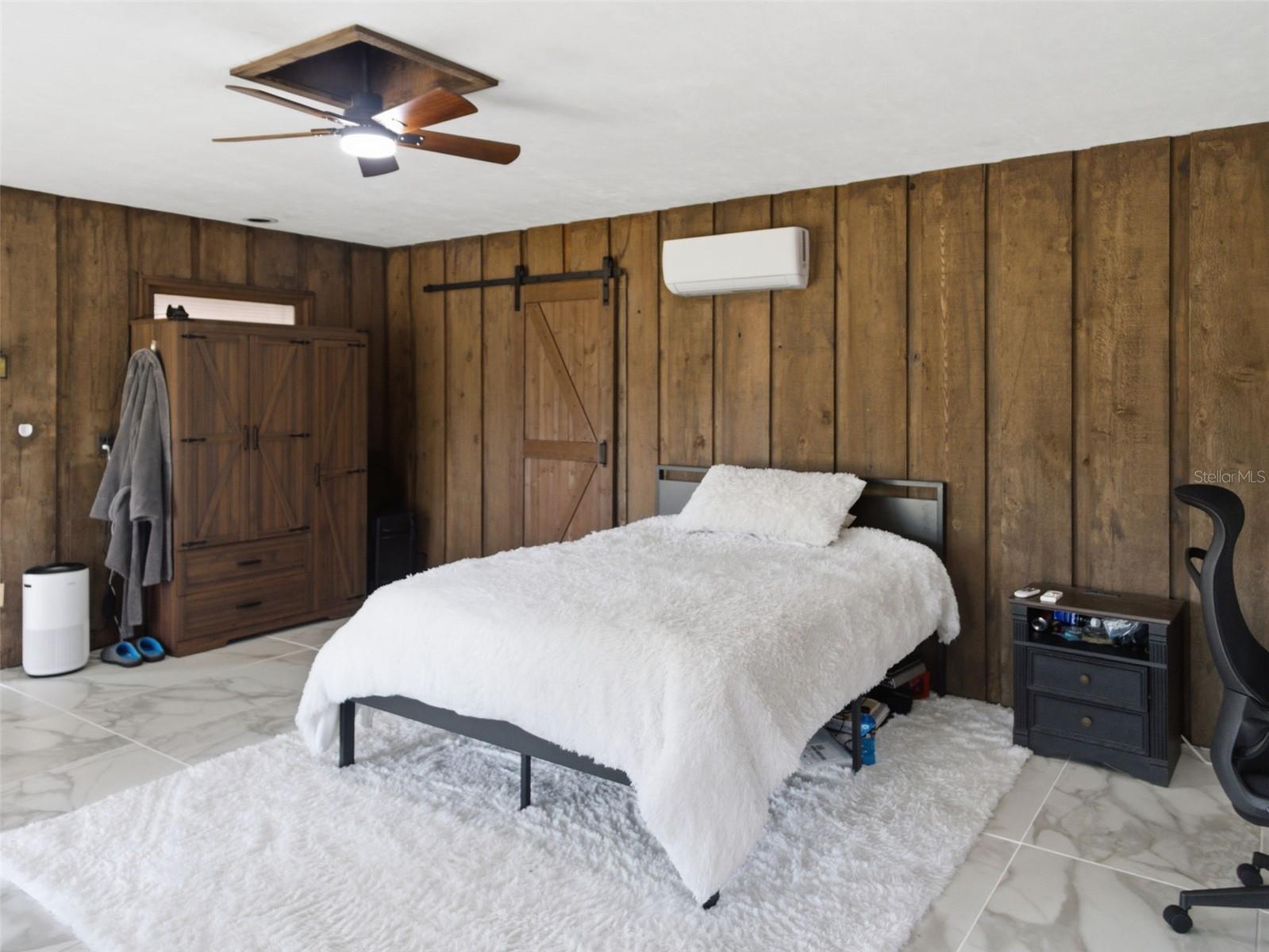 COUNTRY CLUB MANOR - Residential