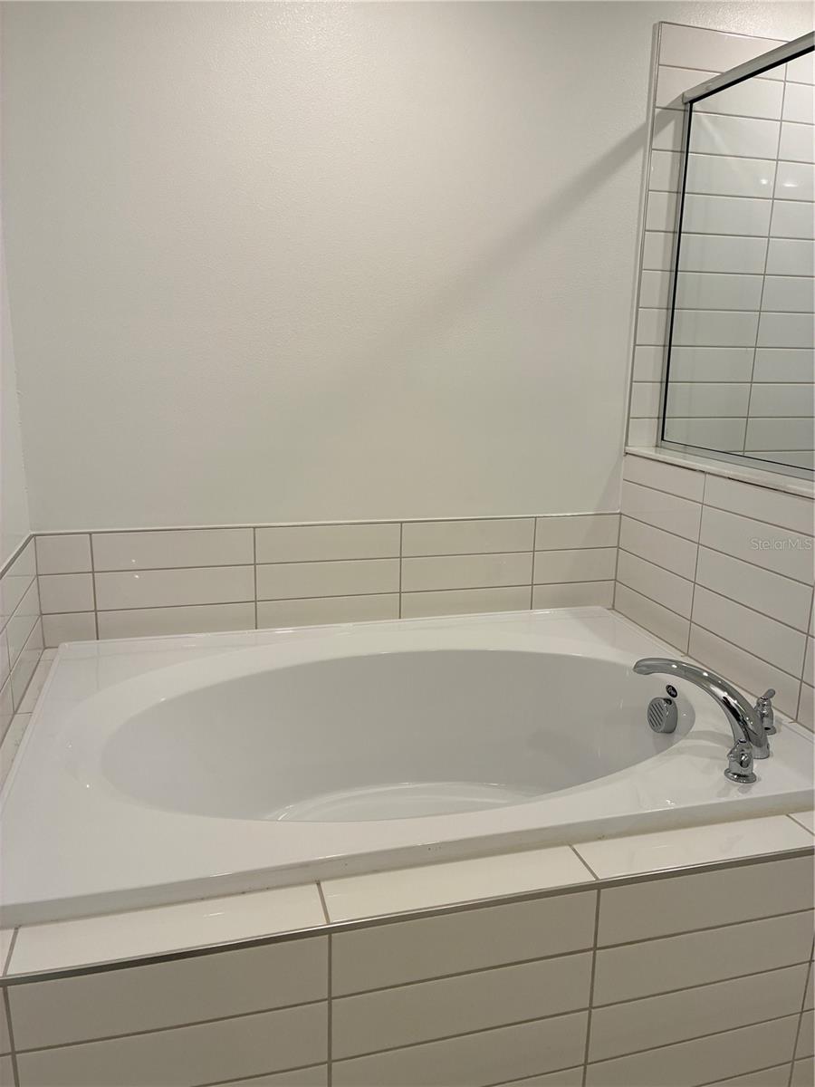 TOWNES/LK THOMAS PH 1 - Residential Lease