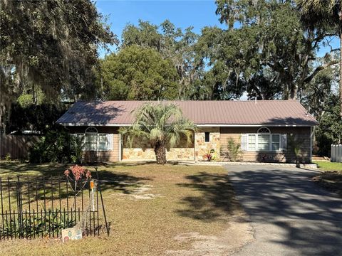 Photo of 1762 SE 164th Circle, Ocklawaha, FL 32179 (MLS # TB8465097)