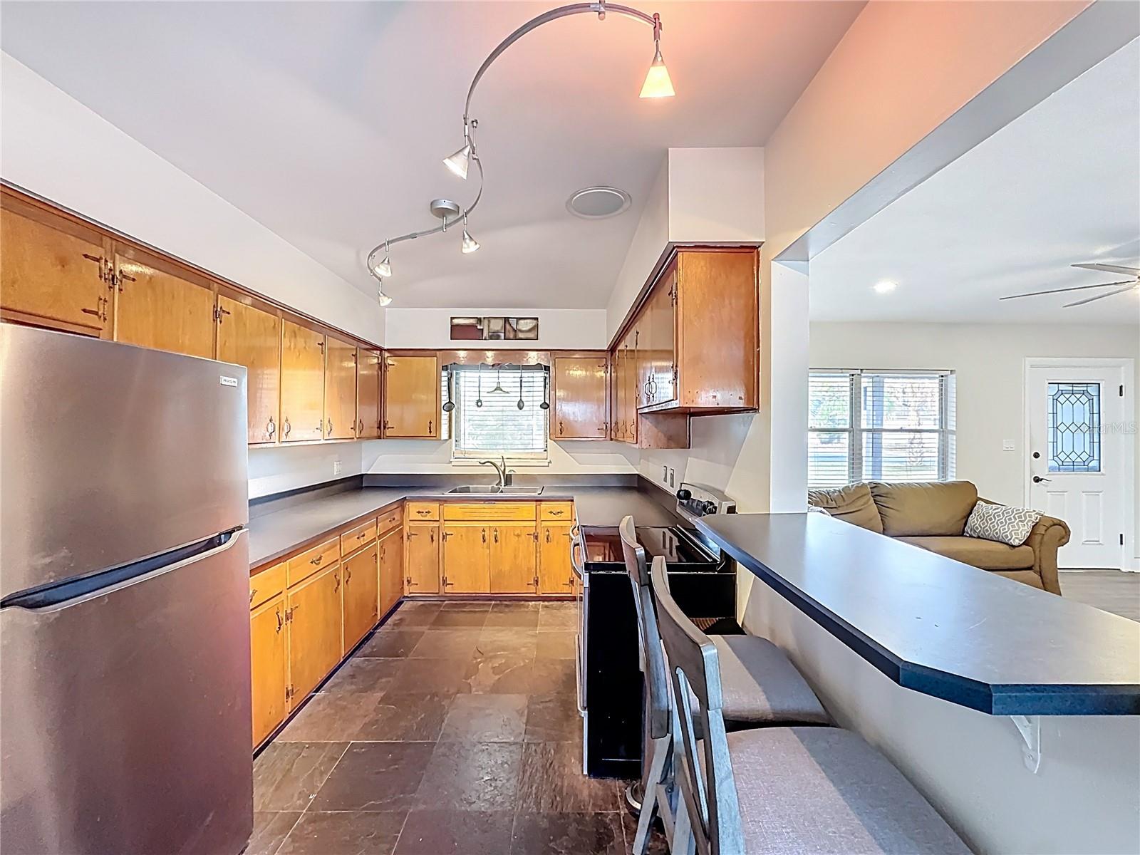 512 N LAKEMONT AVENUE