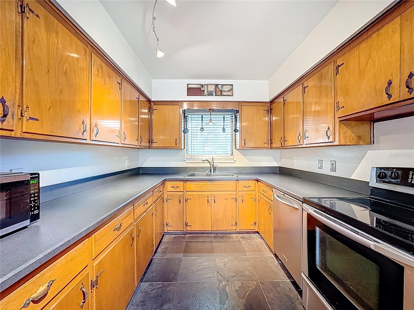 512 N LAKEMONT AVENUE