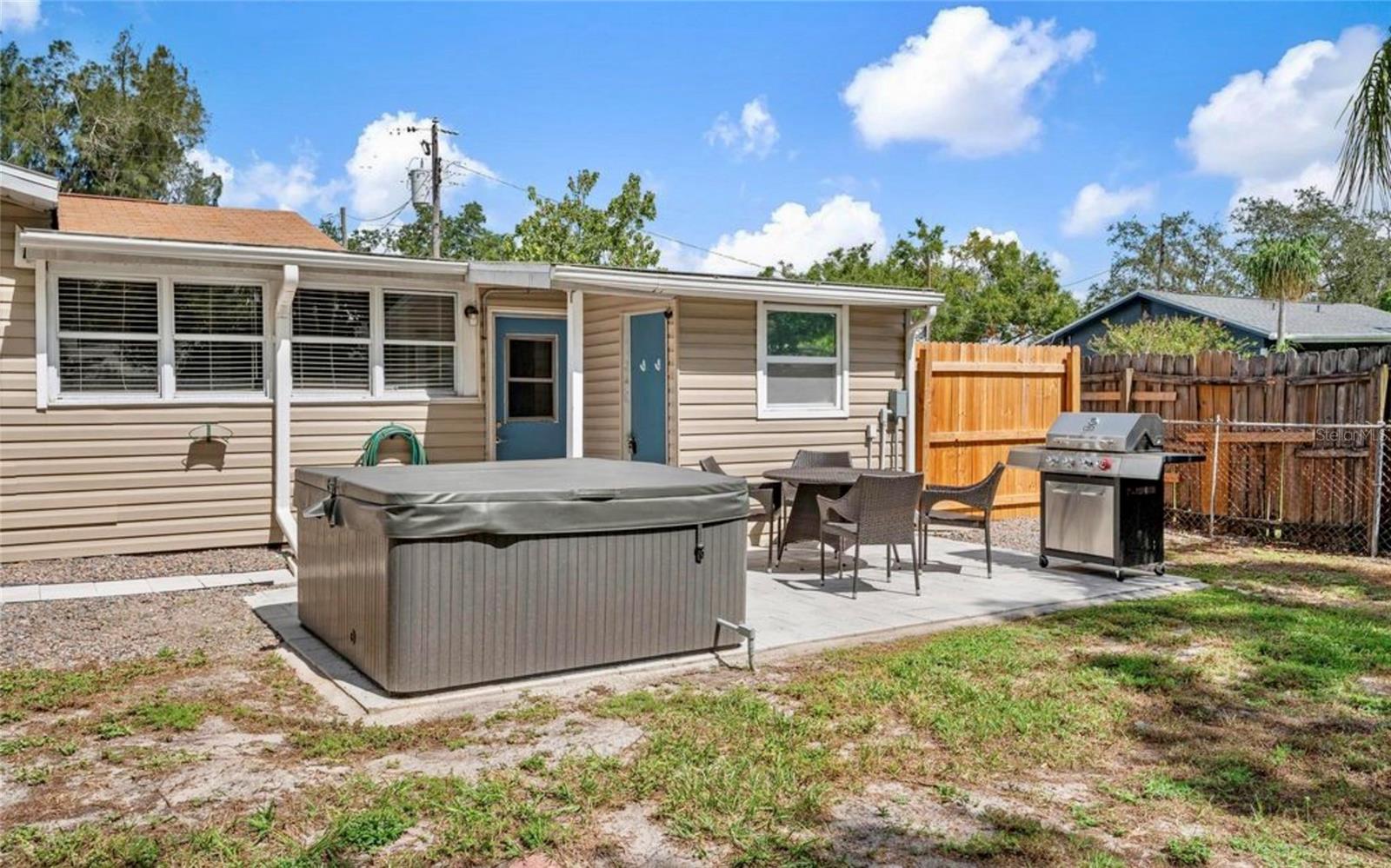 COTTAGE IN THE PINES - Residential