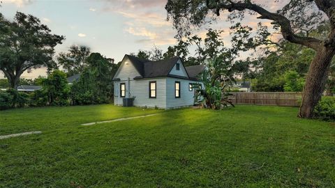 A home in LAKELAND