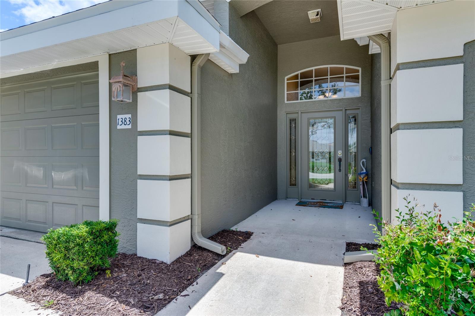 1383 COCONUT PALM CIRCLE
