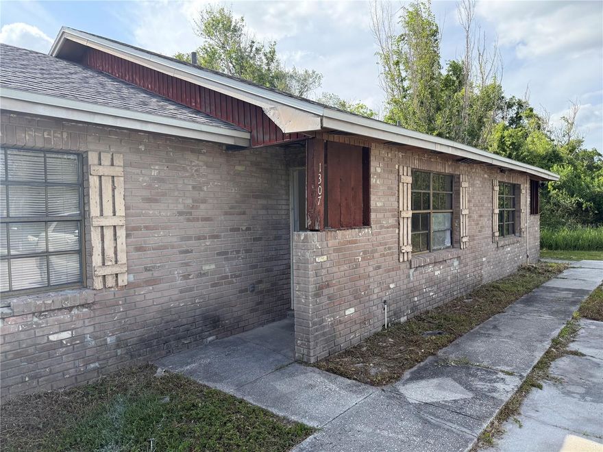 DUPLEX Low maintenance costs! Great Income potential Each unit has 2 bedrooms one bathroom a comfortable living area.
Large backyard and off street parking for 4 vehicles.
Ideal for investors or Residential buyer.