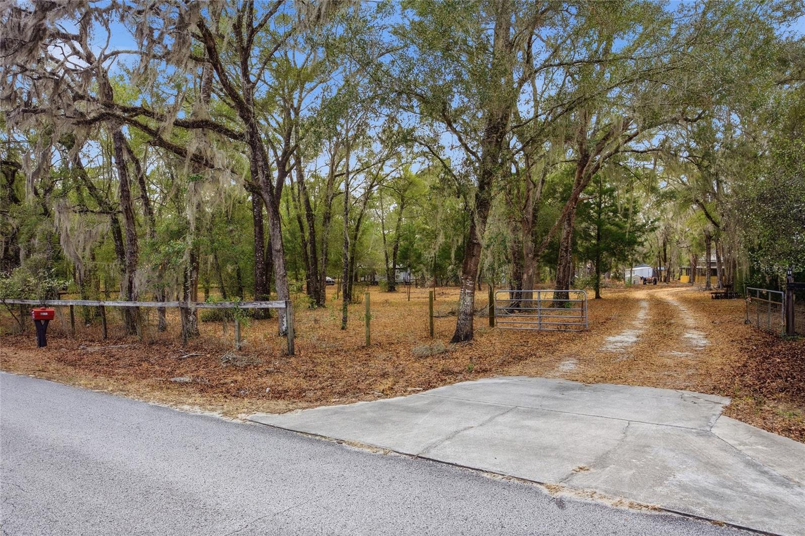 WHISPERING OAKS - Residential