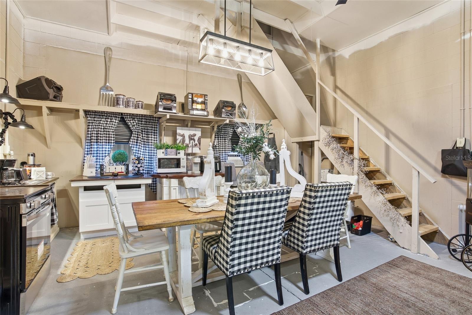 WHISPERING OAKS - Residential