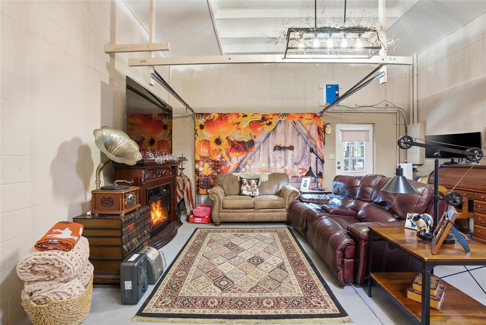 WHISPERING OAKS - Residential