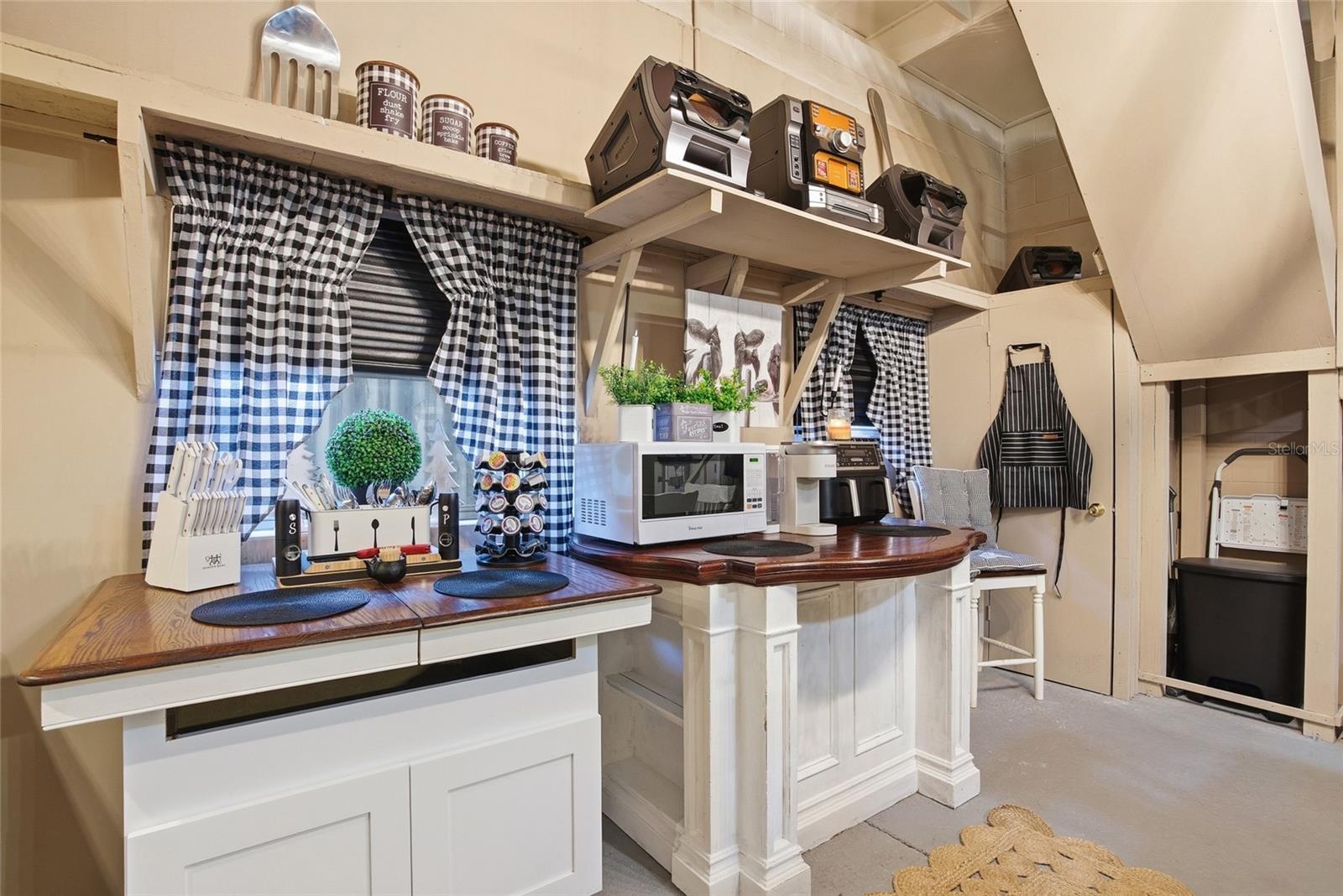 WHISPERING OAKS - Residential