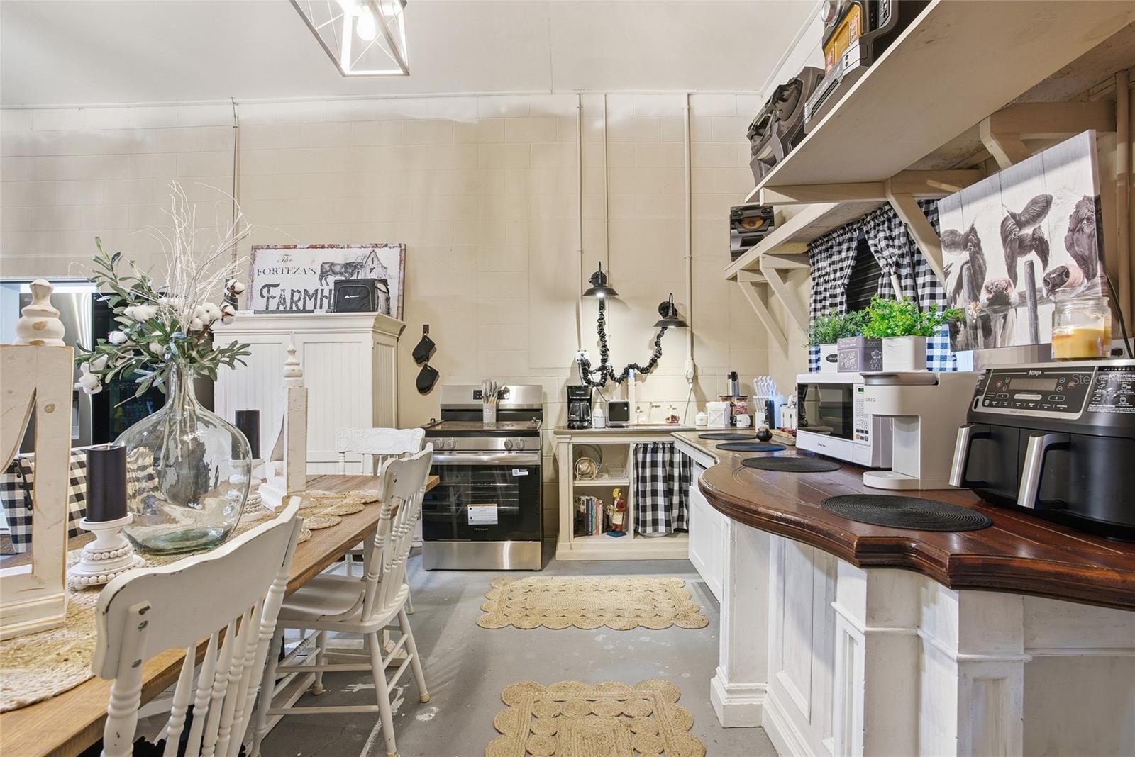 WHISPERING OAKS - Residential