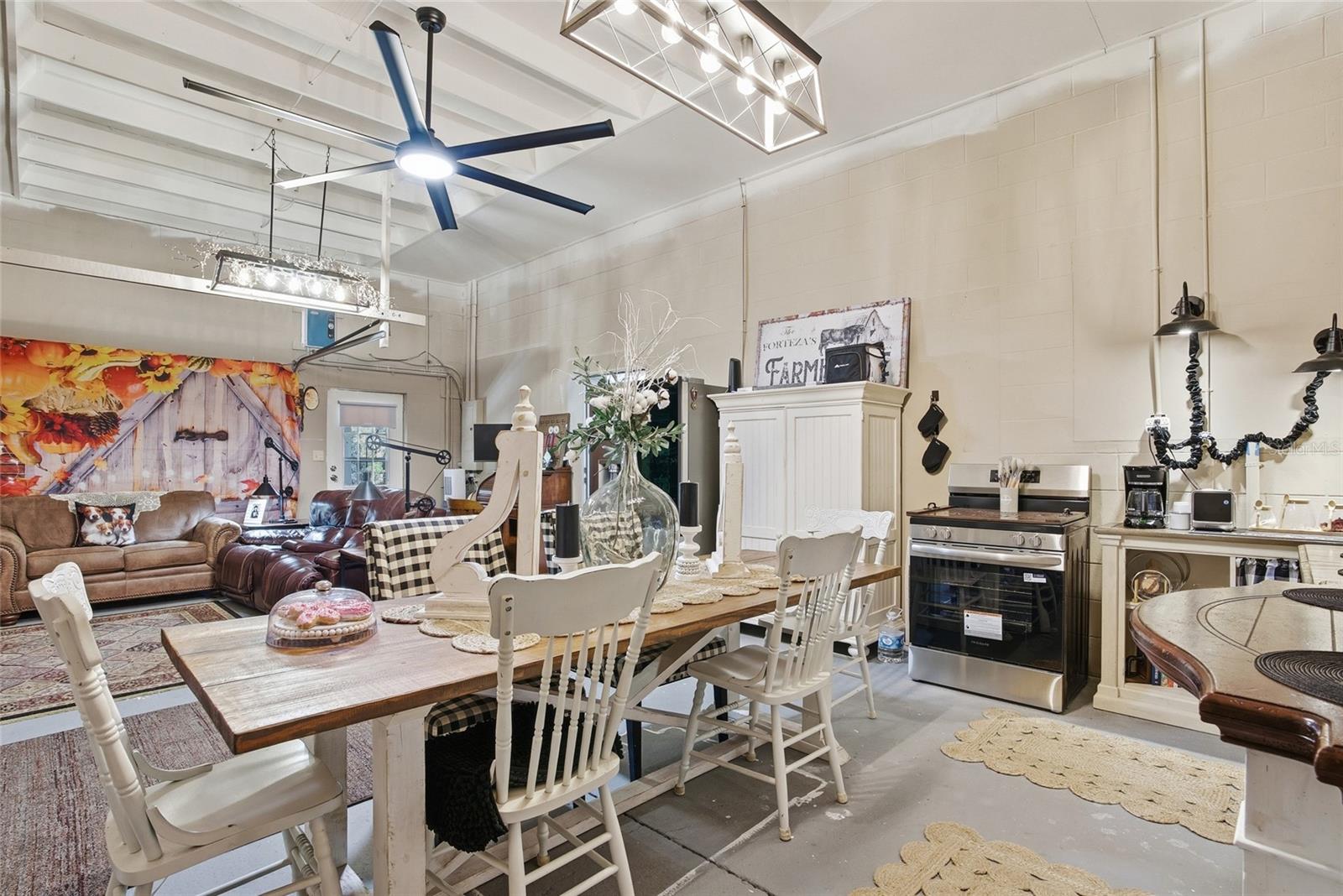 WHISPERING OAKS - Residential