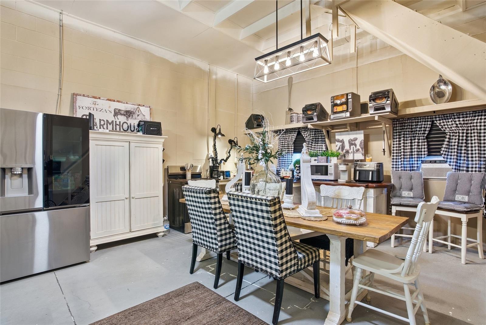 WHISPERING OAKS - Residential