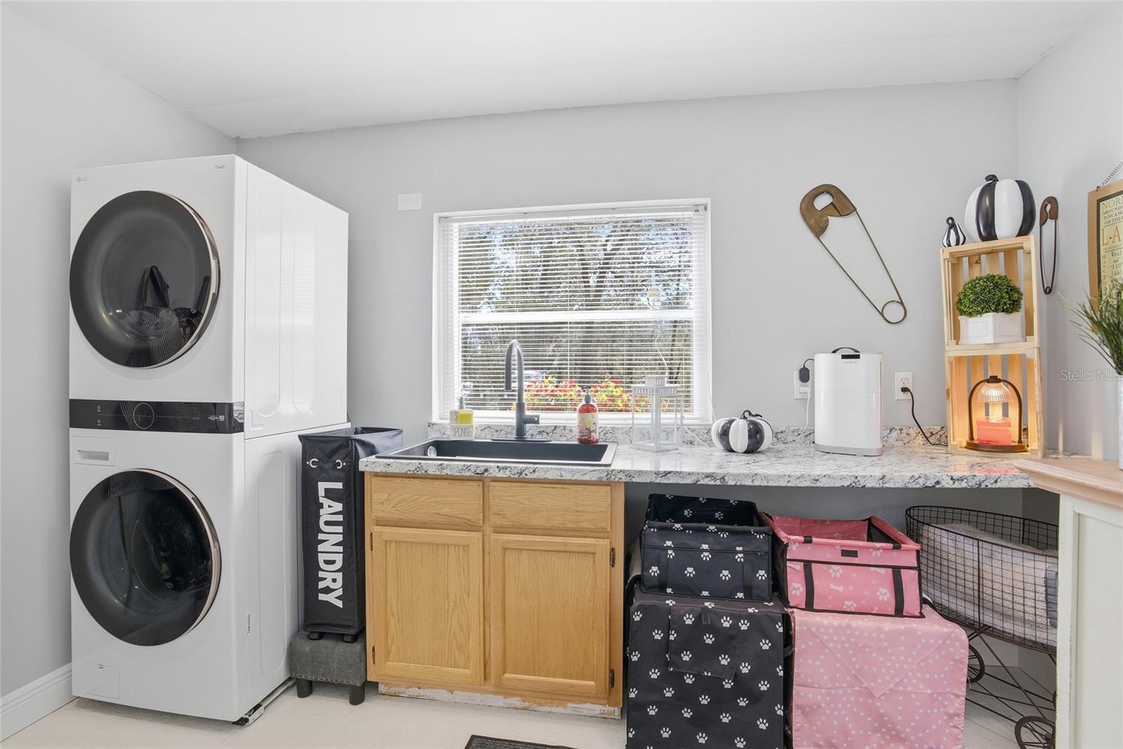 WHISPERING OAKS - Residential