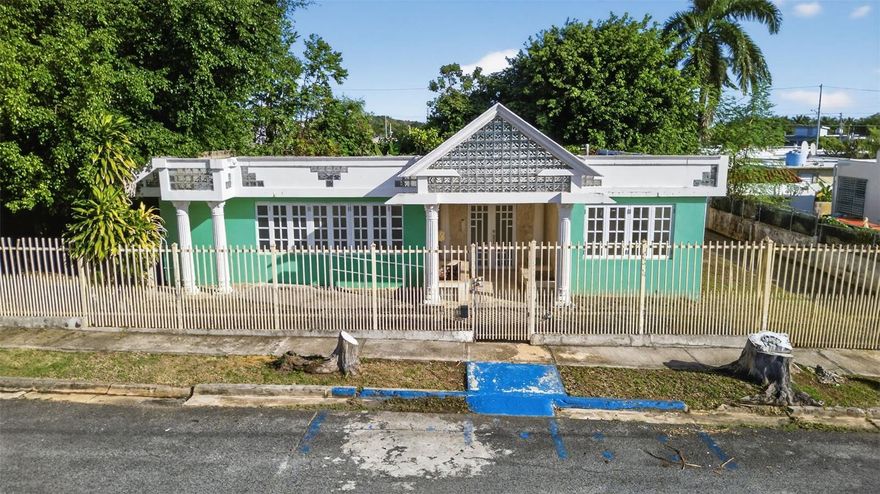 Single-story home with 1,969 sq. ft. of construction and 750 m² of land, located in Urb. Santa Isidra.
Functional layout featuring a spacious living room, dining area, foyer, 3 bedrooms, 1 full bathroom, and a kitchen with direct access to the backyard.

At the back, you’ll find an independent space with a utility room and bathroom, perfect for a home office, service area, guest suite, or small studio.
The large backyard shaded by mature trees offers a fresh and private atmosphere — ideal for creating a terrace, pool, BBQ area, or home garden.

The property requires some repairs, but its solid structure and great layout make it the perfect foundation to remodel to your taste or as an investment opportunity.

Prime location:
Just 5 minutes from Sunday Marina, 5 minutes from the ferry to Vieques and Culebra, and 15 minutes from Safe Harbor Marina (Puerto del Rey).
Close to schools, shopping centers, and main highways.

Space, breeze, and location — the perfect combination to create your dream home or an excellent investment property.