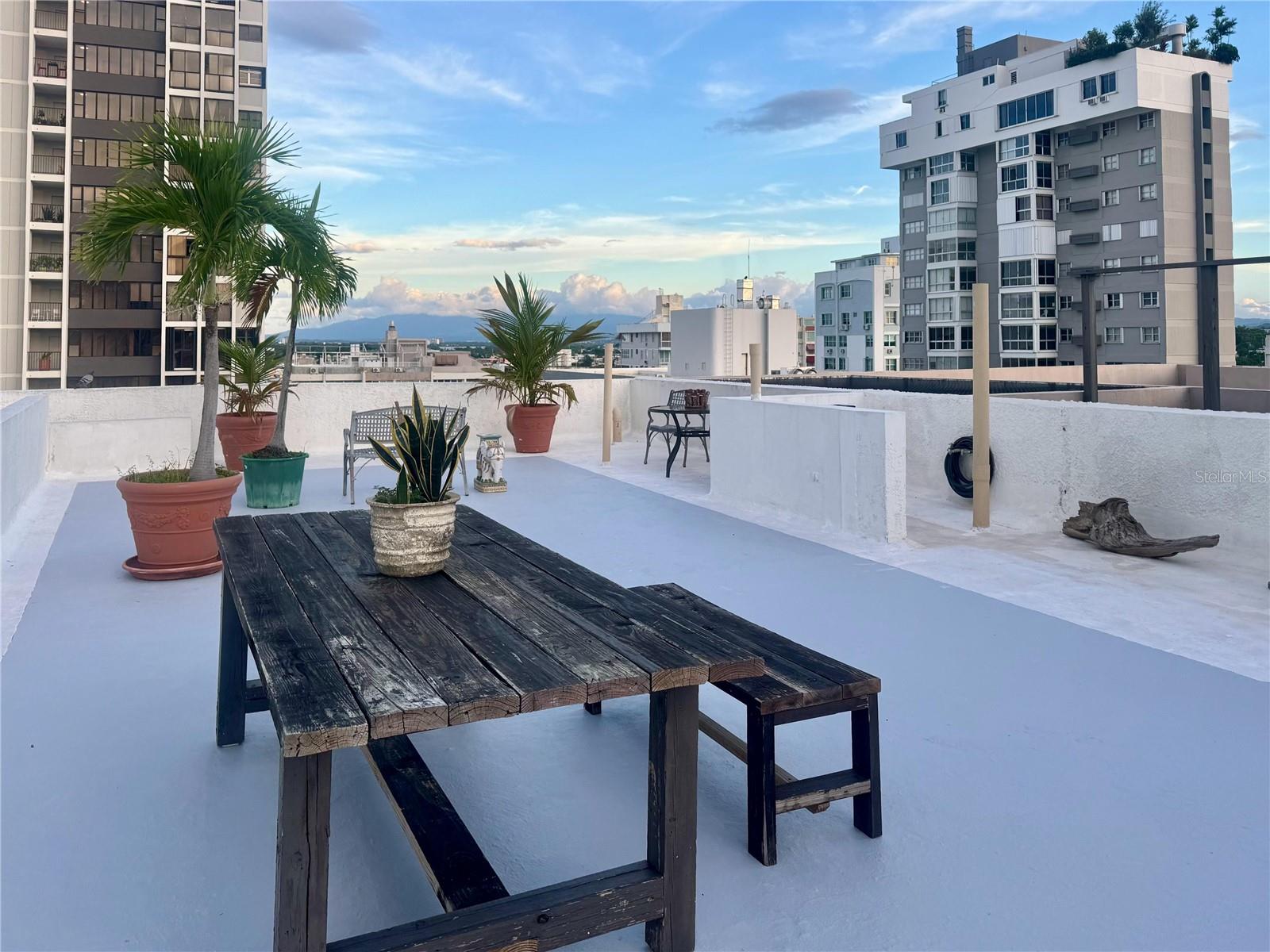 KINGS COURT 76 CONDOMINIUM - Residential Lease