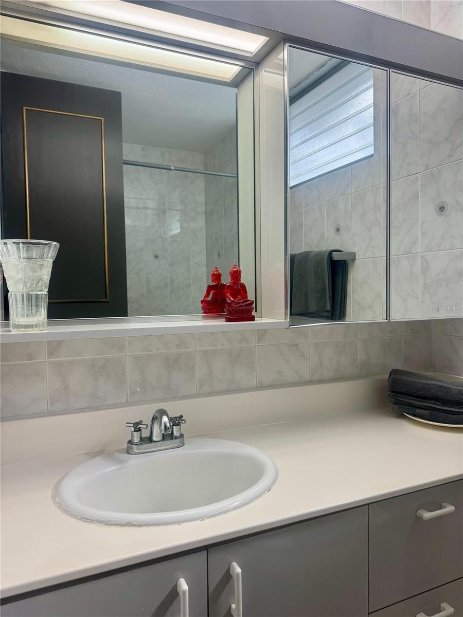 KINGS COURT 76 CONDOMINIUM - Residential Lease