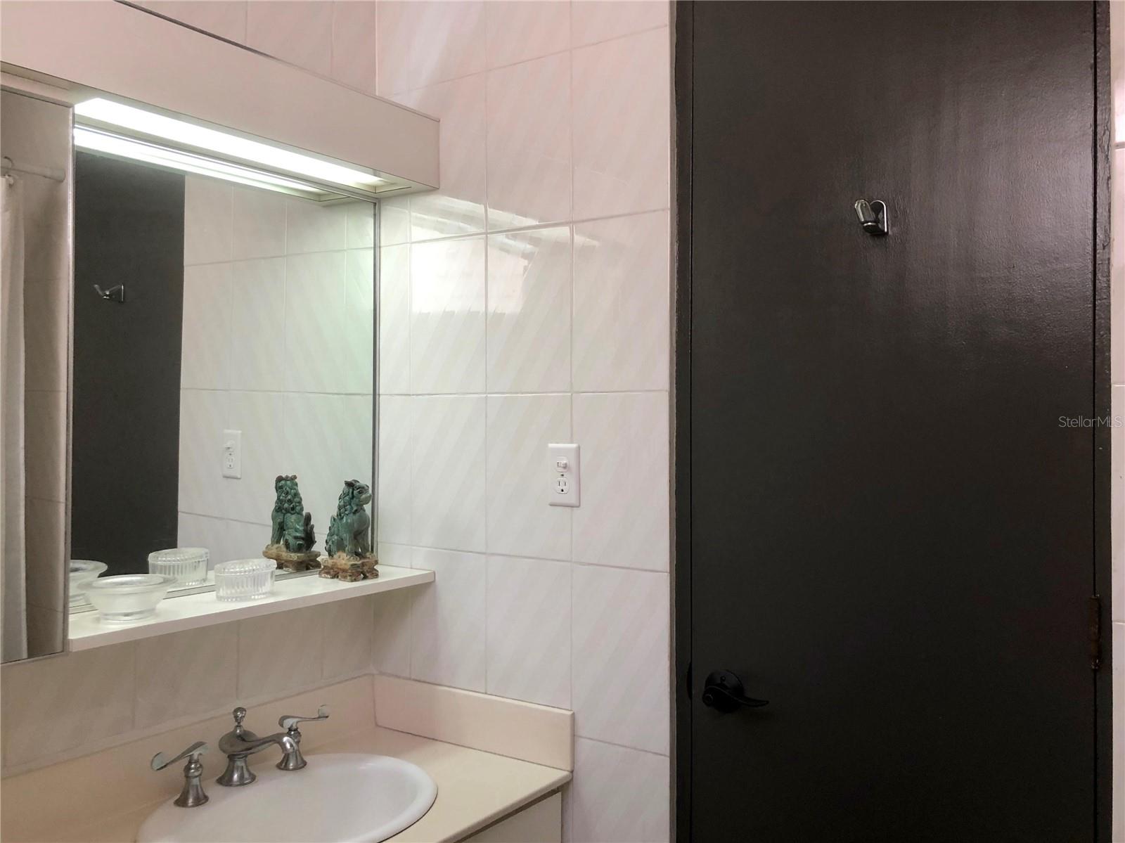 KINGS COURT 76 CONDOMINIUM - Residential Lease