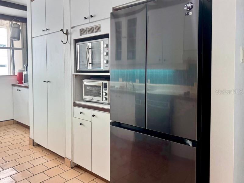 KINGS COURT 76 CONDOMINIUM - Residential Lease