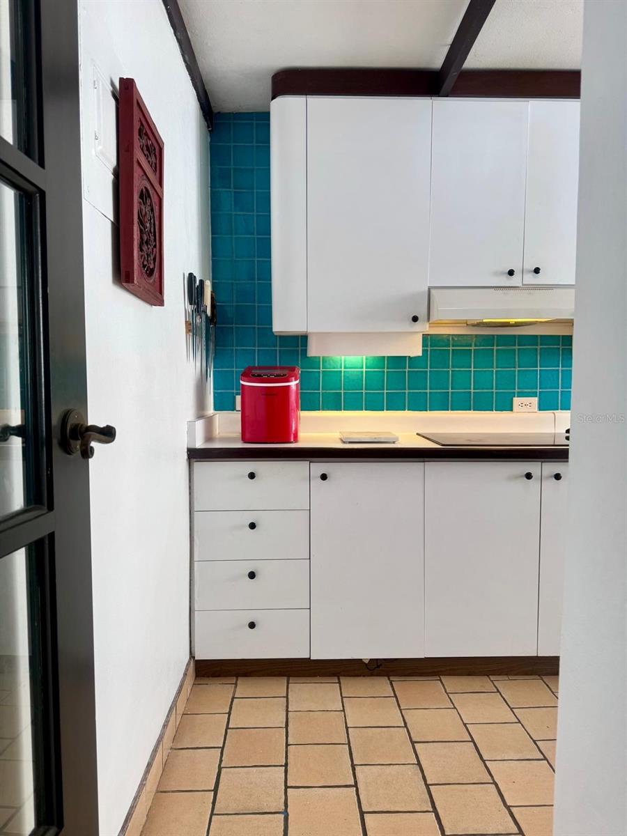 KINGS COURT 76 CONDOMINIUM - Residential Lease