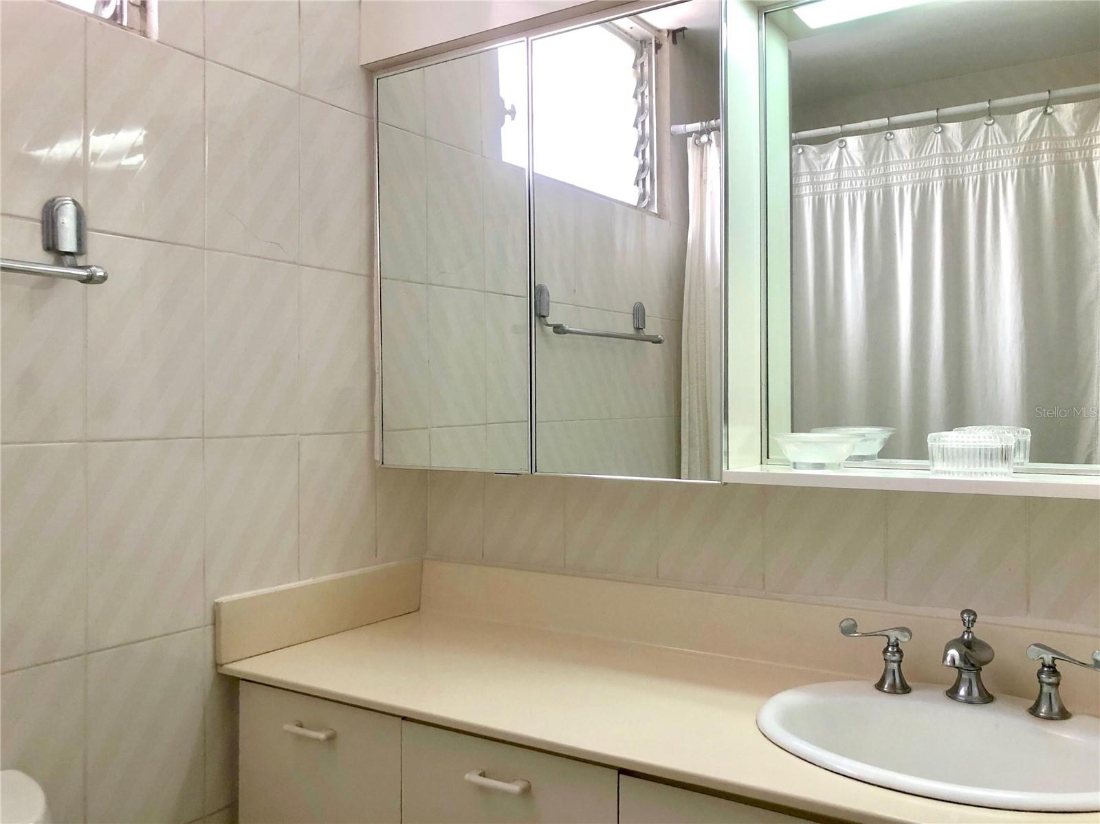 KINGS COURT 76 CONDOMINIUM - Residential Lease