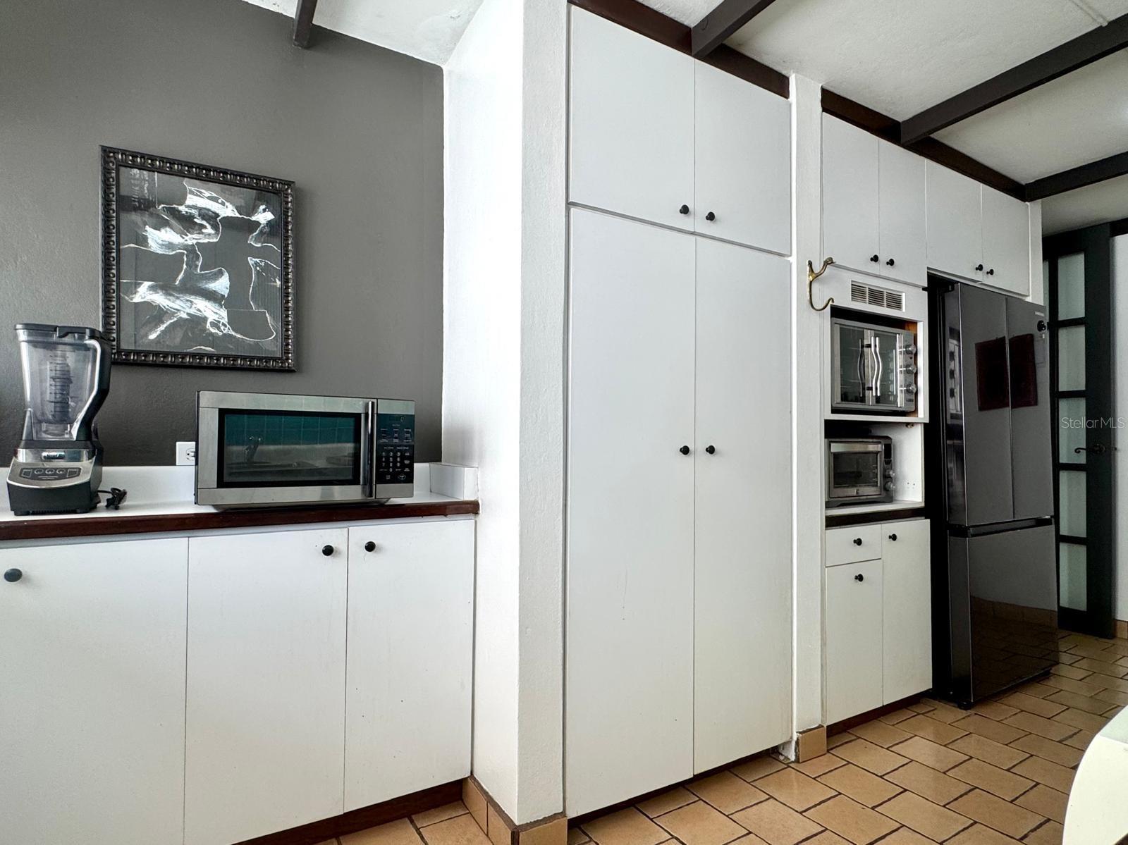 KINGS COURT 76 CONDOMINIUM - Residential Lease