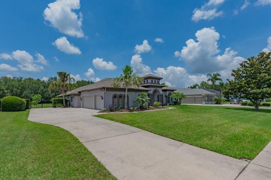 Photo of 5507 Keeler Oak Street, Lithia, FL 33547 (MLS # TB8479381)