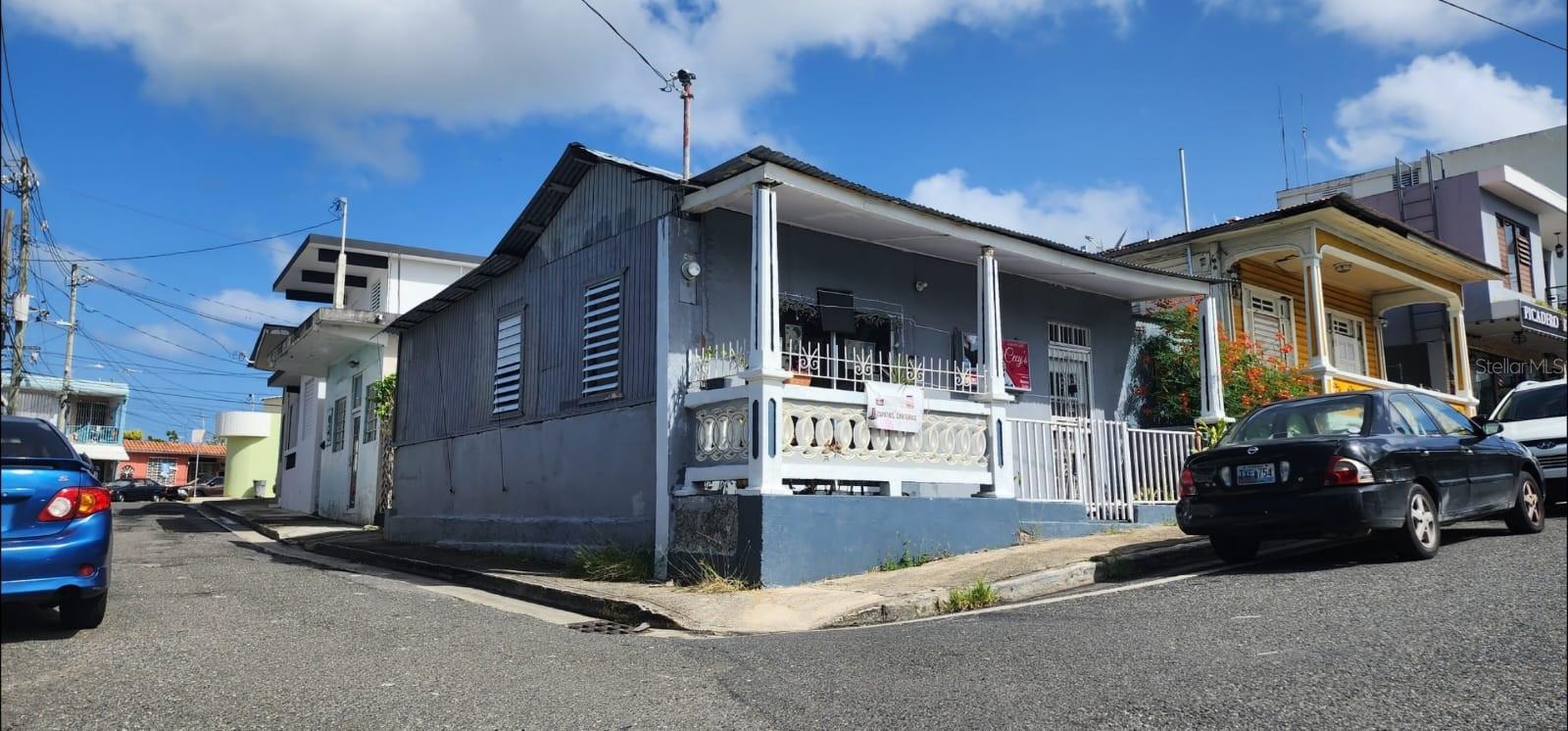 Structure built of cement and wood, roofed with zinc. Previously used as a beauty salon. Includes the equipment inside, featuring 2 chairs: 1 for haircut/styling and 1 for washing, mirrors, work tables, display cabinet; kitchen area, waiting area with chairs, and 2 bathrooms.