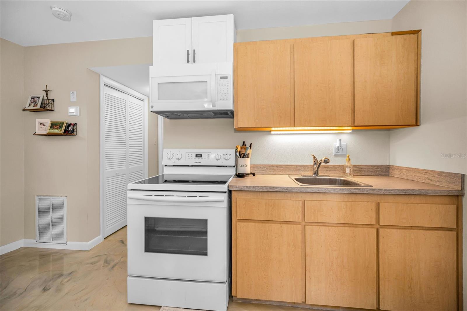 ANCHORAGE OF TARPON LAKE UNIT ONE THE - Residential