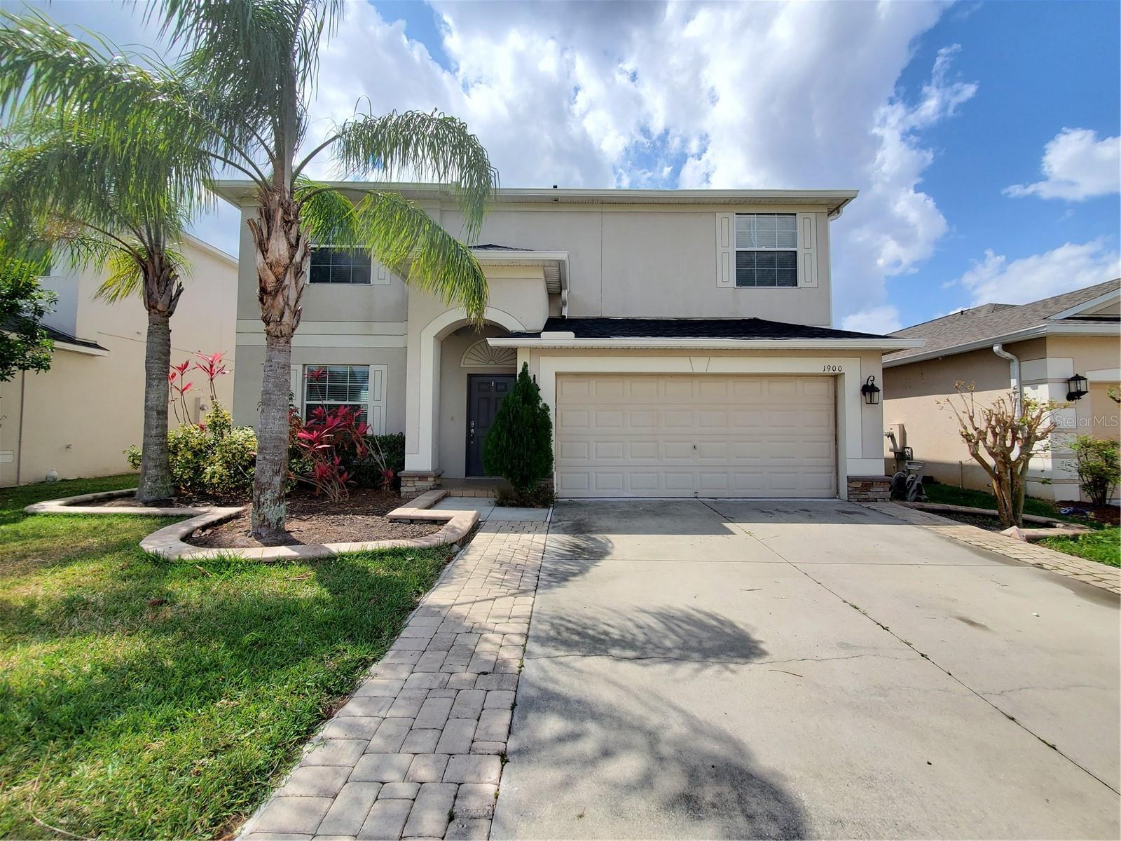 Spacious, Luxurious & Beautiful view Waterfront Home in Wyndham Lake Estates Located in Calloway Bay subdivision in the heart of Orlando's close to city university lake Nona, Aéroport international and malls. This spacious home offers 4 bedrooms and 2.5 bath with a 2-car garage. -An open kitchen with granite counter tops and stainless-steel appliances. -Formal dining area. Separate shower stall in master bathroom. Washer and Dryer. -Energy efficient appliances and water heater. New roof and floor Laminate-Spacious back yard with beautiful view lake. Community offers a resort style swimming pool, state of the art fitness center with aerobic room, basketball and tennis court, playroom and much more...new roof and new floor