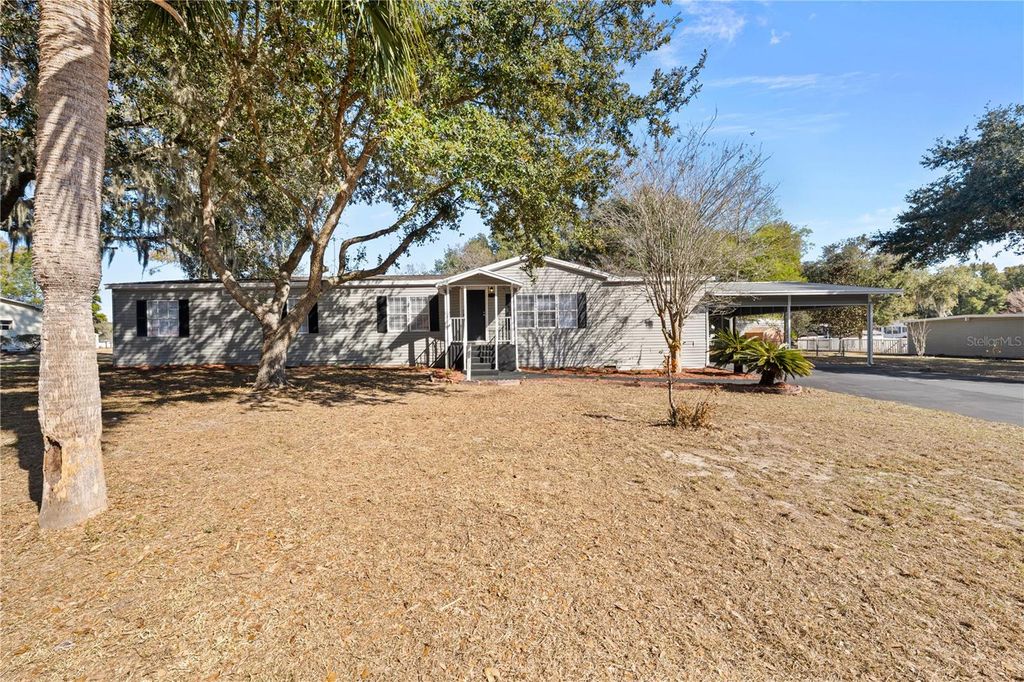 Photo of 27846 W Pelican Isle Drive, Leesburg, FL 34748 (MLS # O6382320)