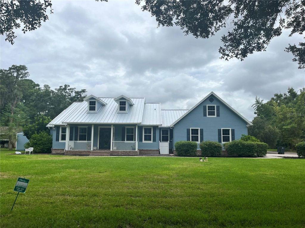 Photo of 921 Lake Charles Circle, Lutz, FL 33548 (MLS # J994109)