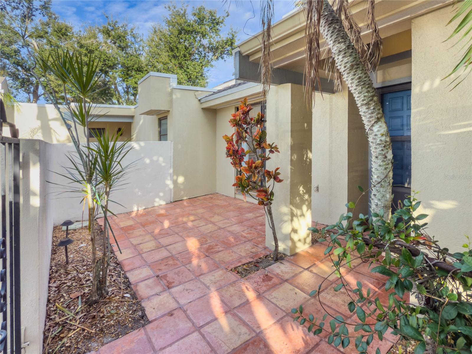 2375 LAKESIDE MEWS D2