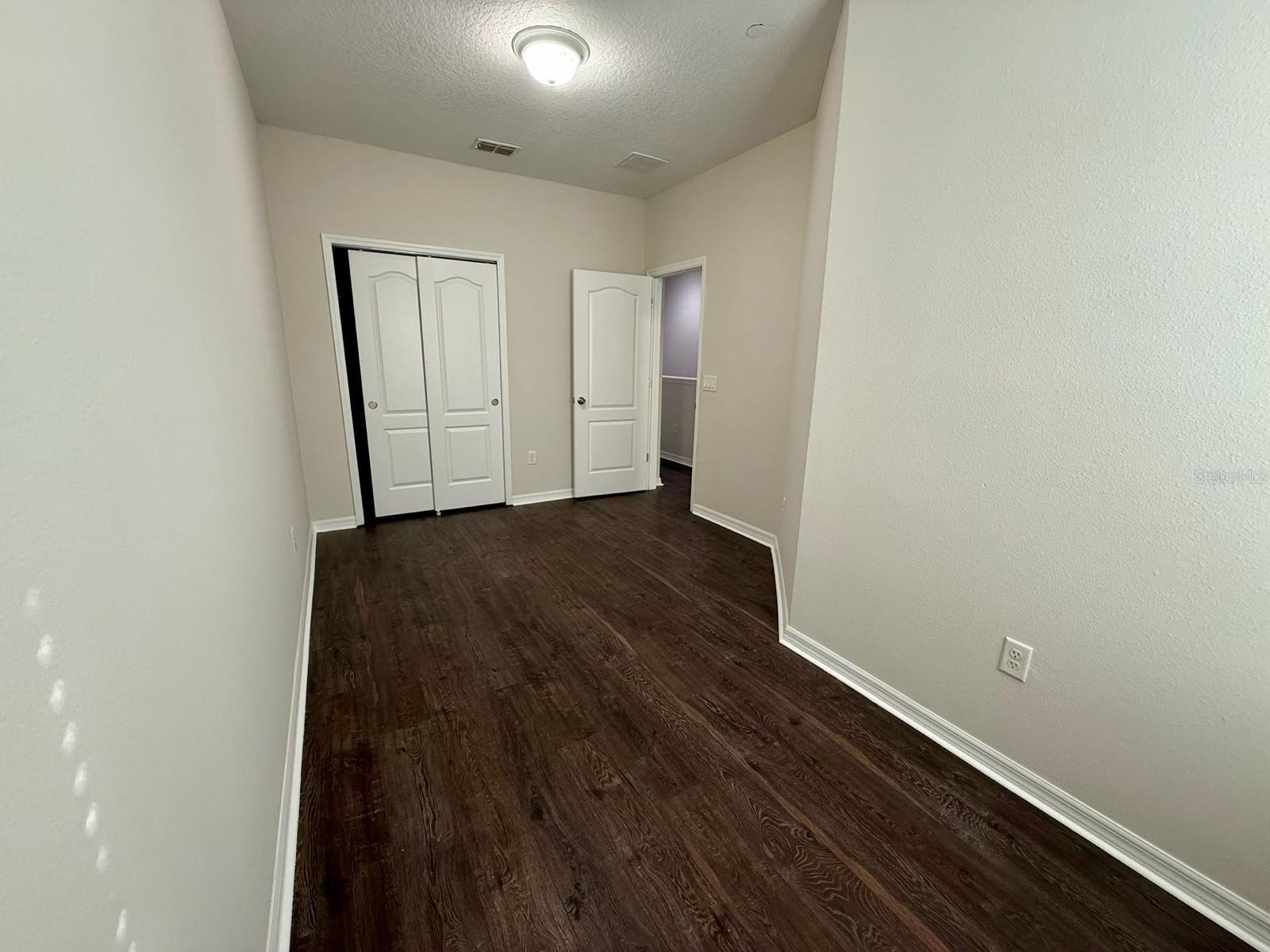LAKESIDE VILLAS - Residential Lease
