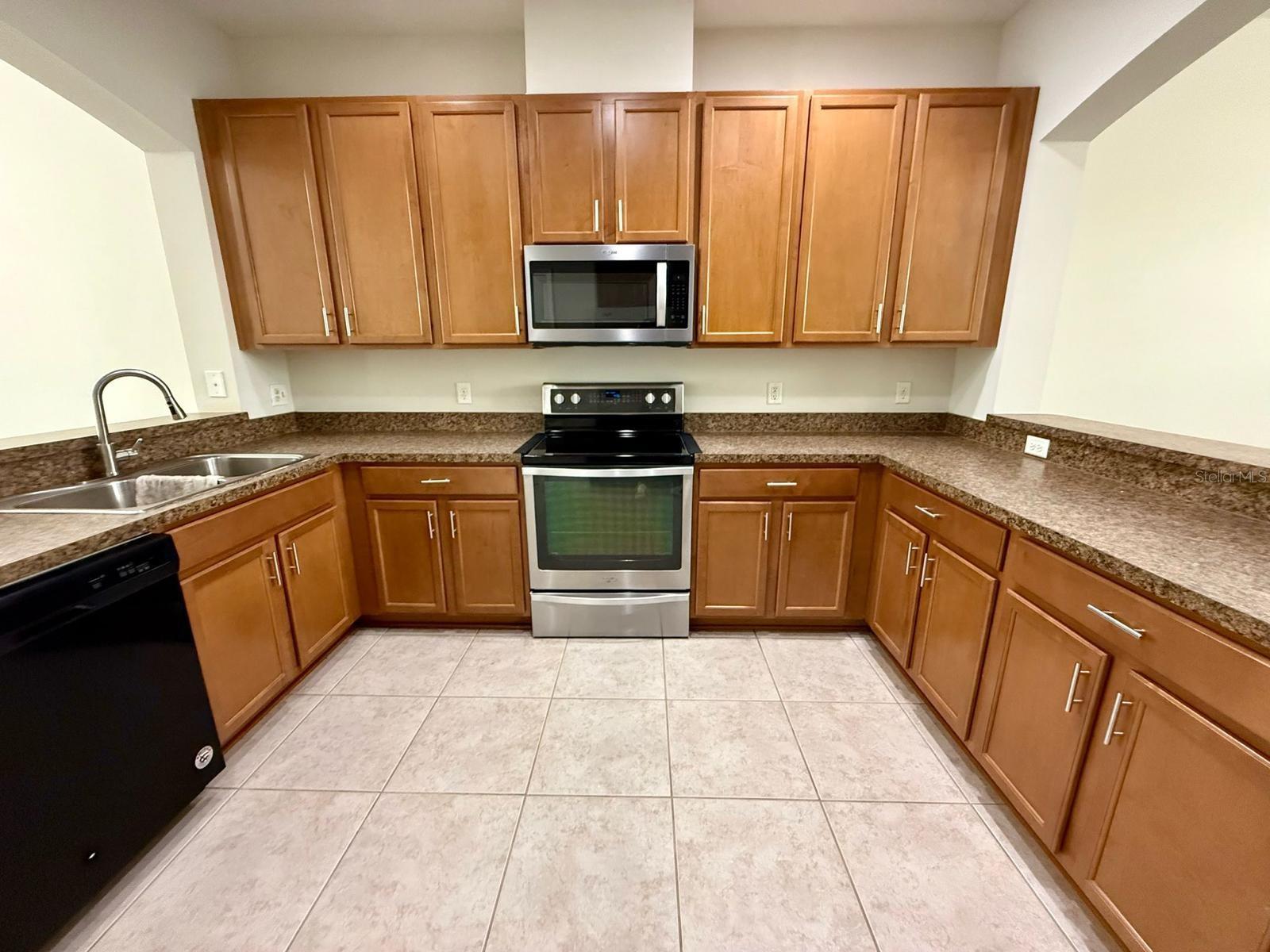 LAKESIDE VILLAS - Residential Lease