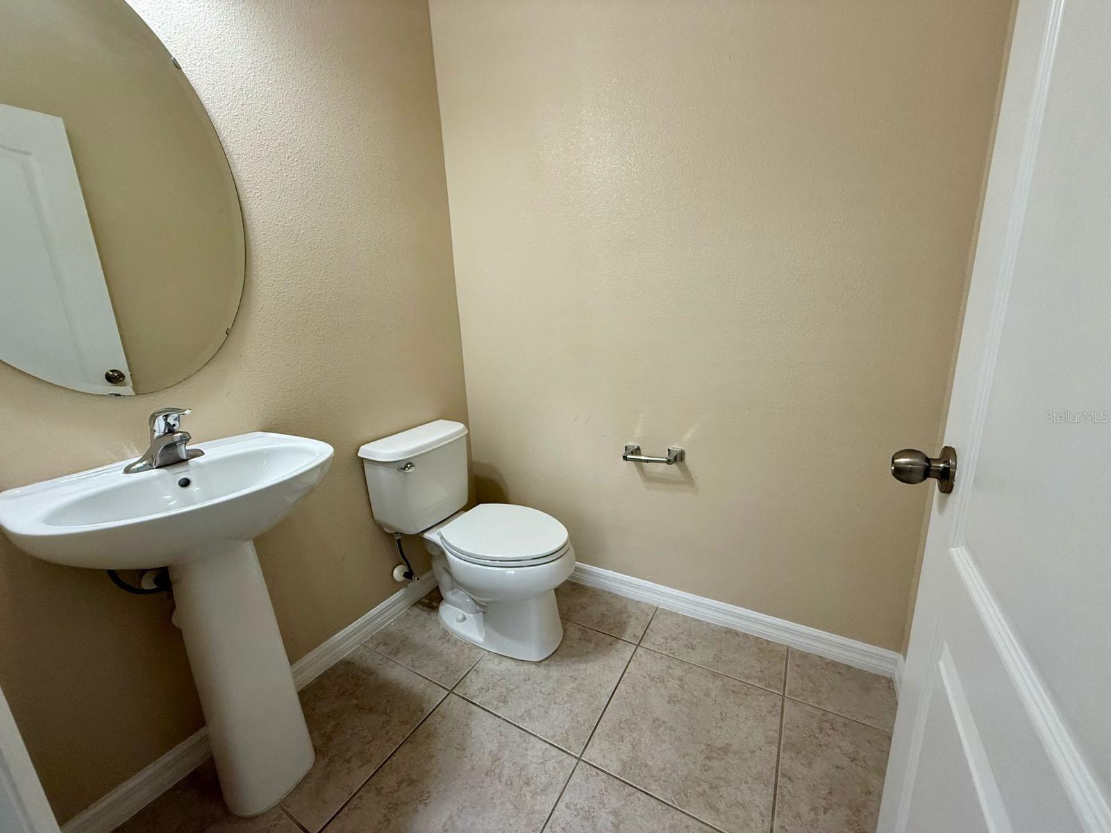 LAKESIDE VILLAS - Residential Lease