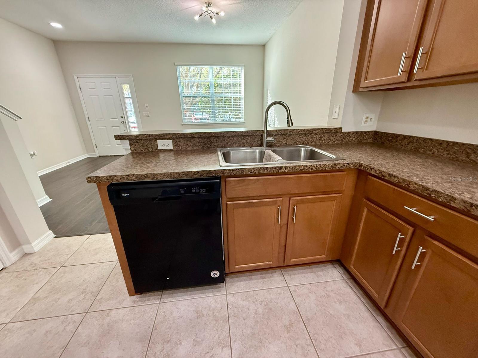 LAKESIDE VILLAS - Residential Lease