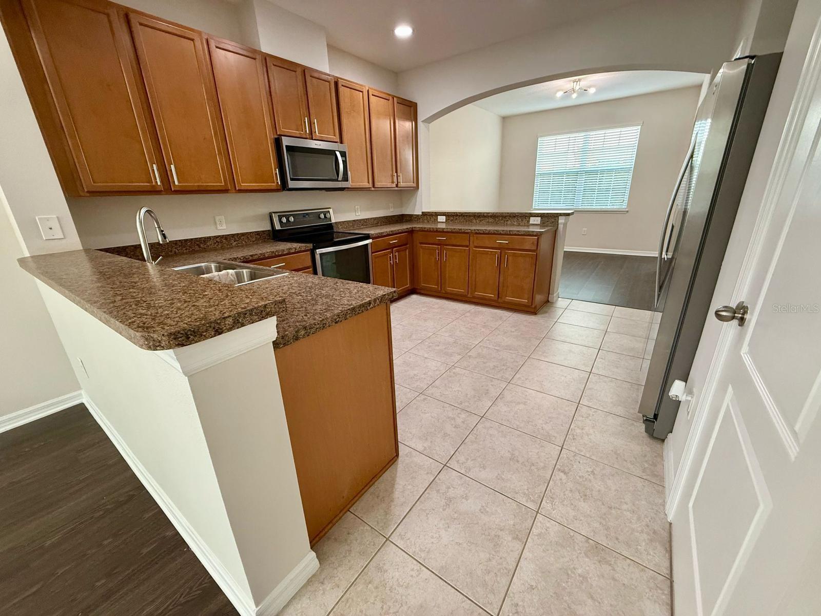 LAKESIDE VILLAS - Residential Lease