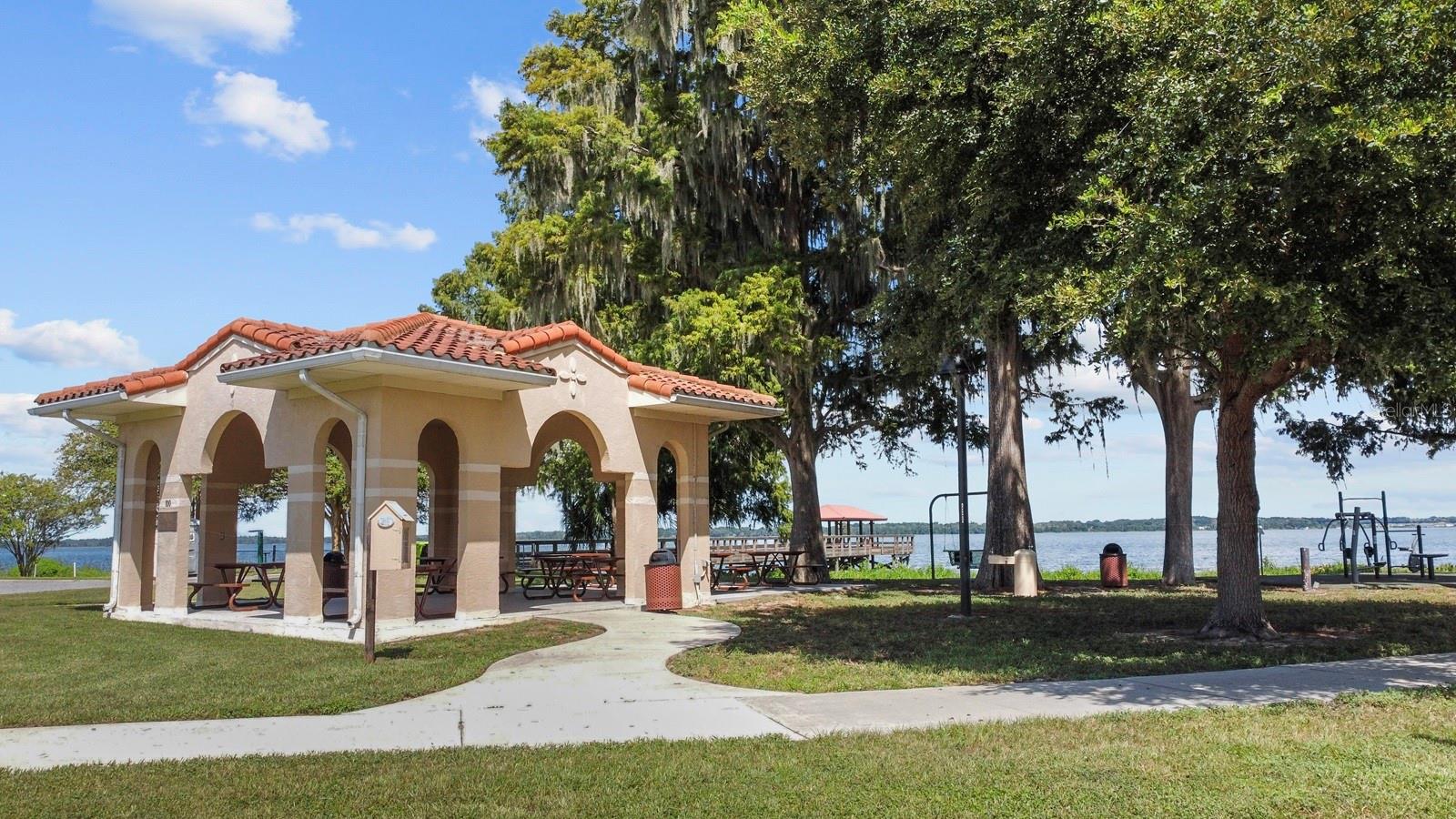 HOWEY GRIFFIN VILLAGE - Residential