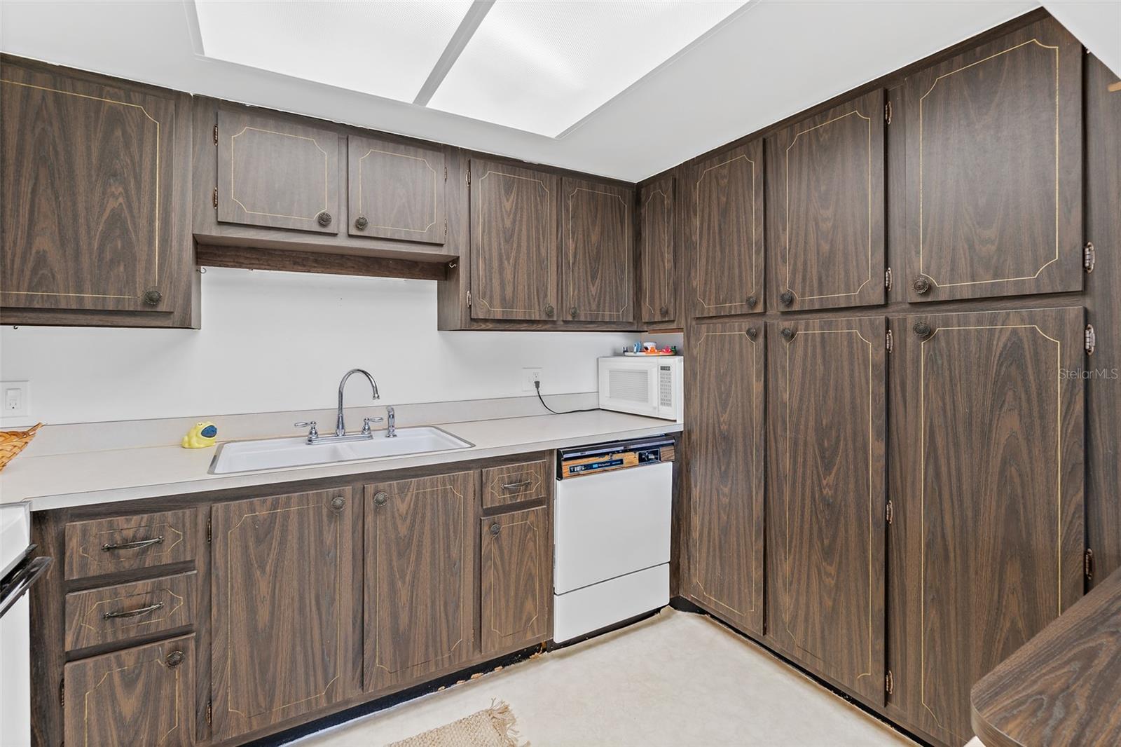 CAPE SHORES APT - Residential