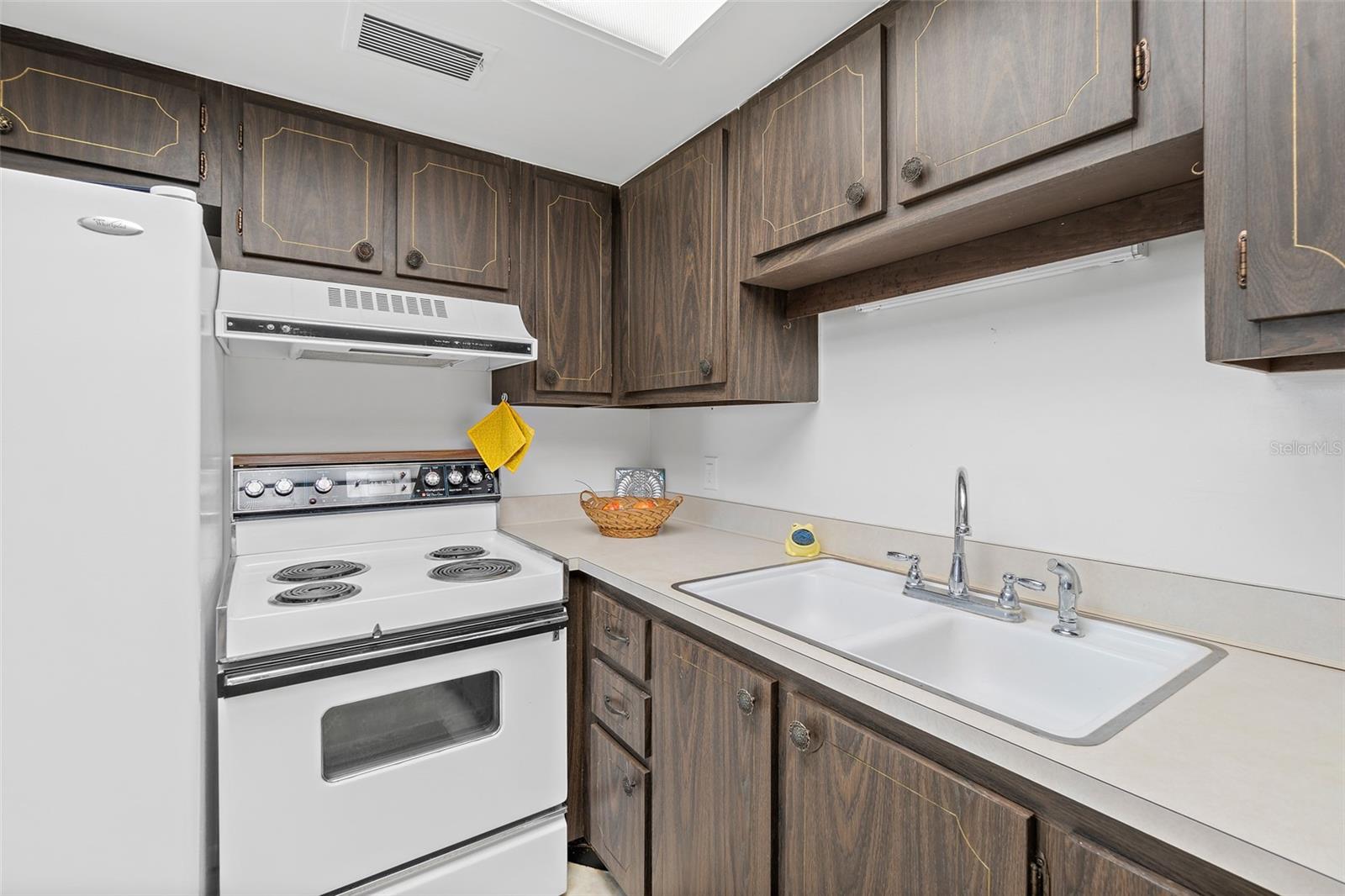 CAPE SHORES APT - Residential