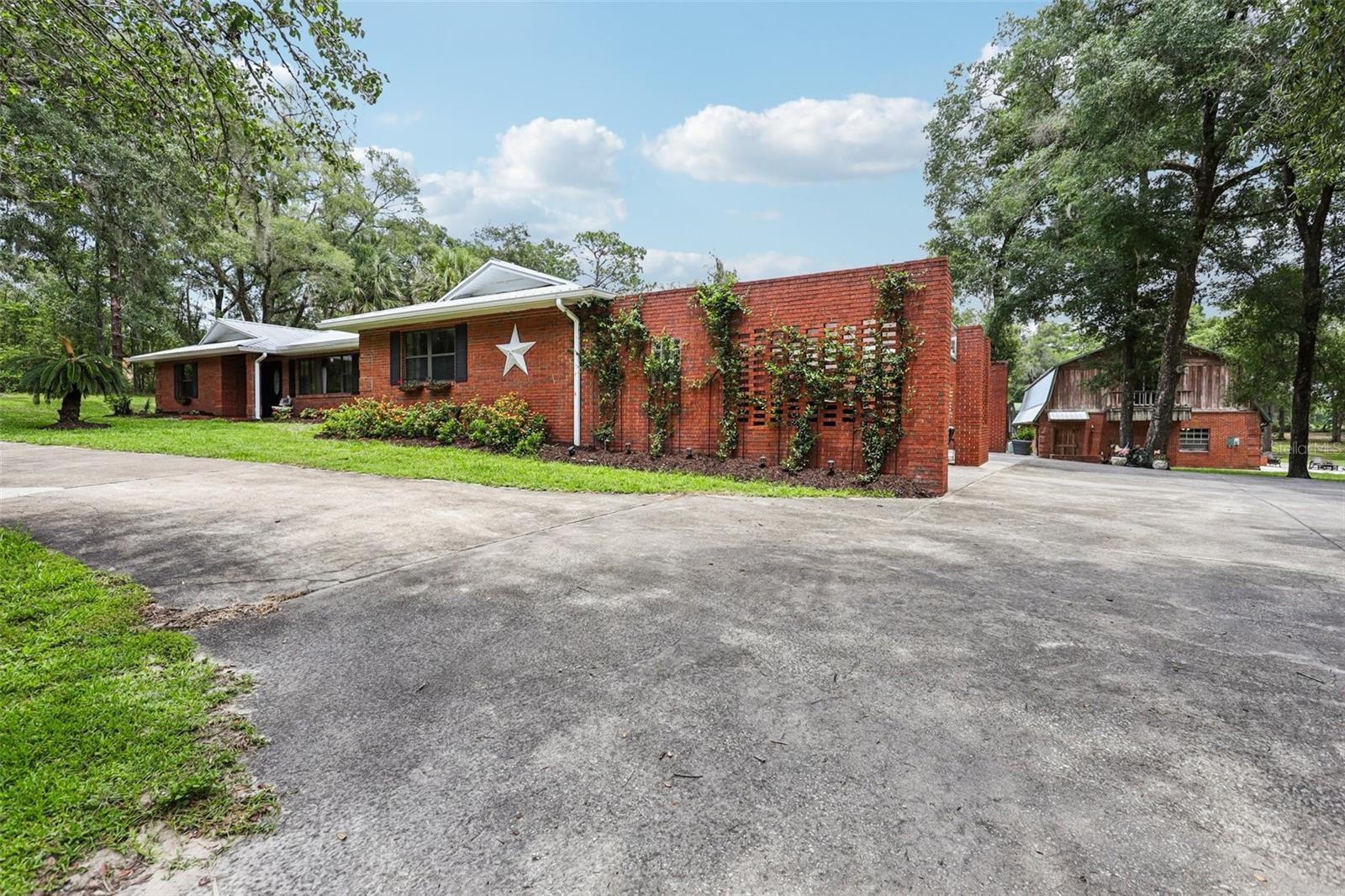 2221 OAK HILL DRIVE